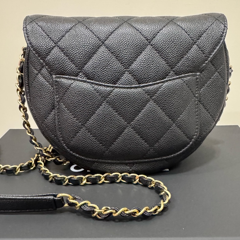 Chanel 23P 黑色荔枝牛皮大LOGO馬鞍包 AS3867-8