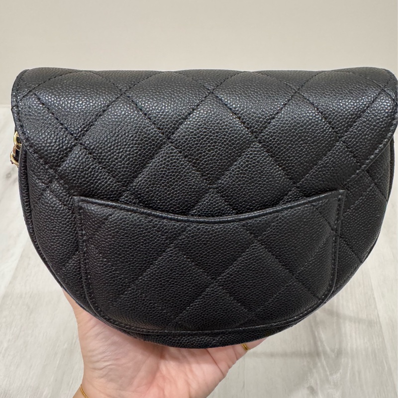 Chanel 23P 黑色荔枝牛皮大LOGO馬鞍包 AS3867-9
