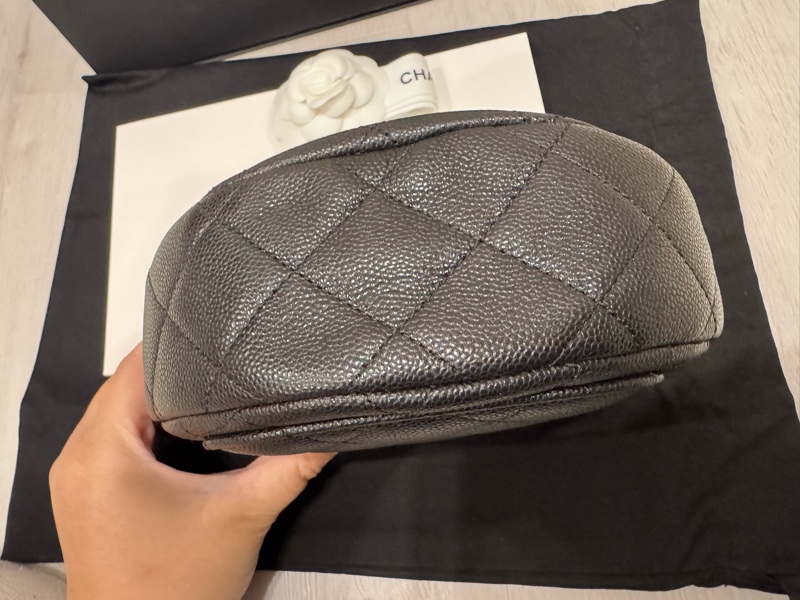 Chanel 23P 黑色荔枝牛皮大LOGO馬鞍包 AS3867-10