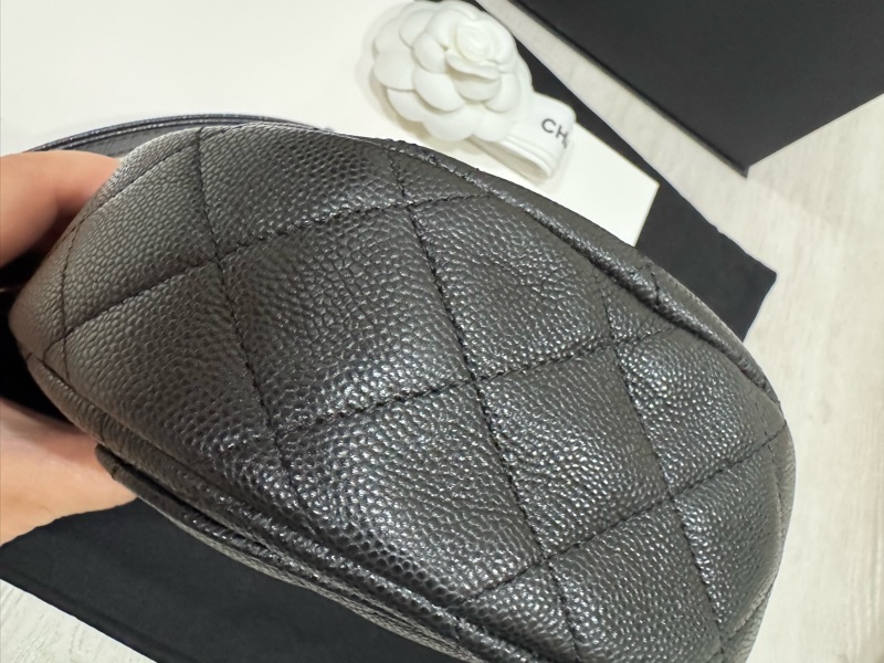 Chanel 23P 黑色荔枝牛皮大LOGO馬鞍包 AS3867-12