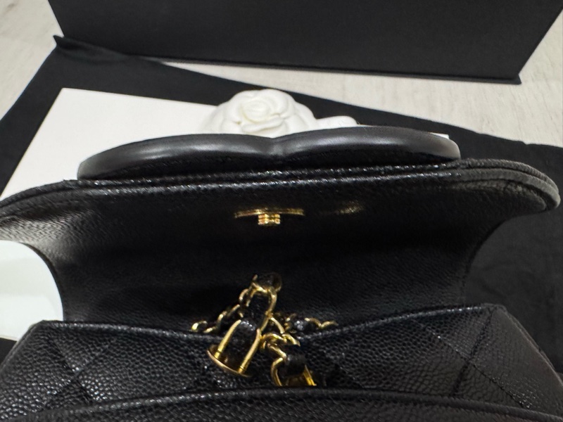 Chanel 23P 黑色荔枝牛皮大LOGO馬鞍包 AS3867-15