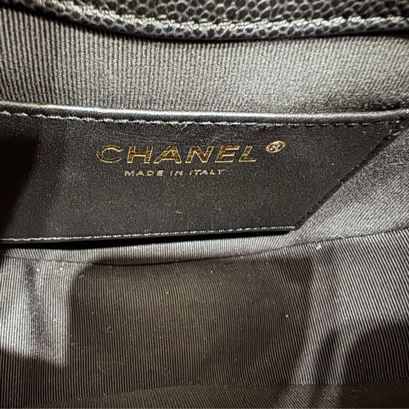 Chanel 23P 黑色荔枝牛皮大LOGO馬鞍包 AS3867-16