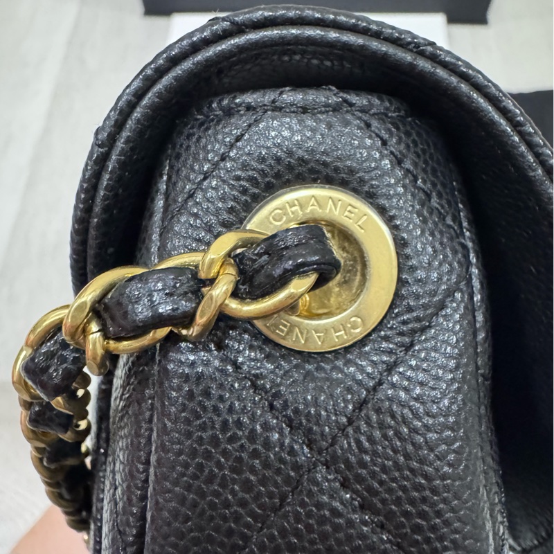 Chanel 23P 黑色荔枝牛皮大LOGO馬鞍包 AS3867-19