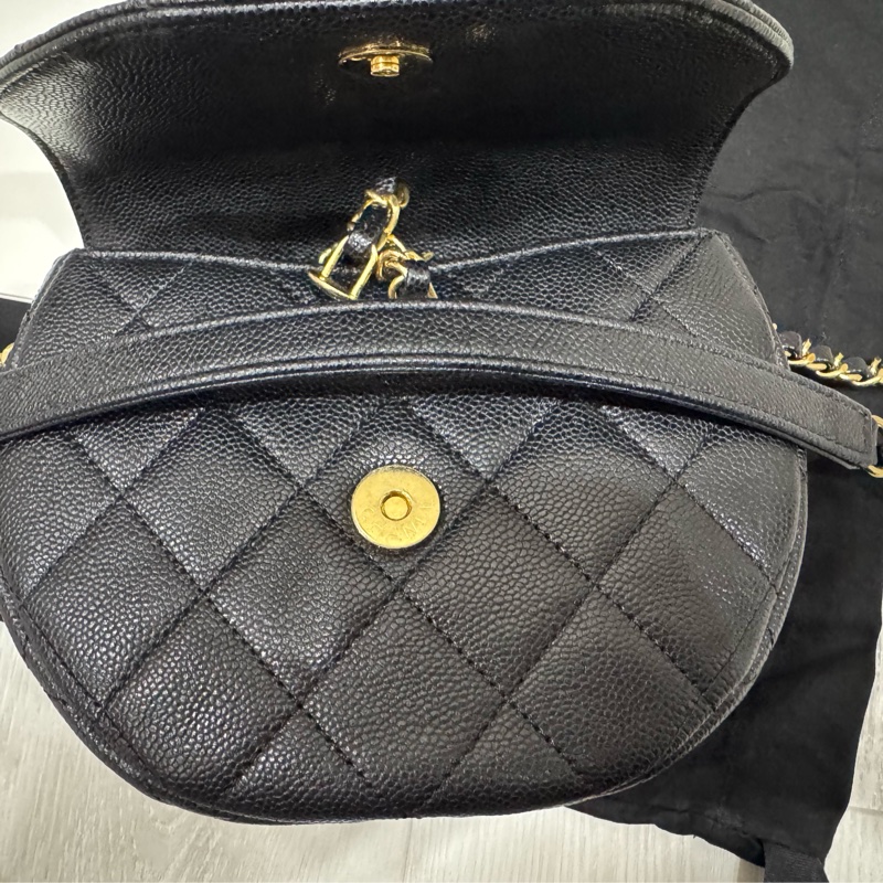 Chanel 23P 黑色荔枝牛皮大LOGO馬鞍包 AS3867-24
