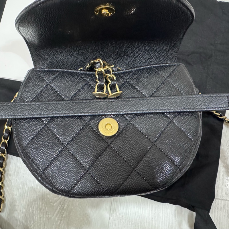 Chanel 23P 黑色荔枝牛皮大LOGO馬鞍包 AS3867-25