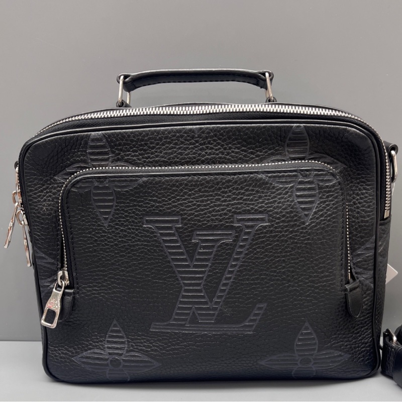 LouisVuitton路易威登 黑色飛行箱款郵差包 尺寸 26*19 附件：肩帶-0