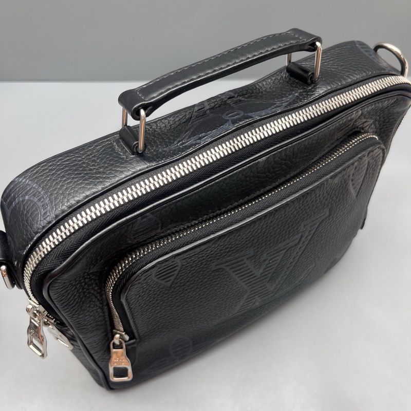 LouisVuitton路易威登 黑色飛行箱款郵差包 尺寸 26*19 附件：肩帶-6