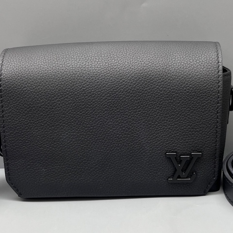 LouisVuitton 路易威登 黑色Fastline郵差包 尺寸17*12 無附件