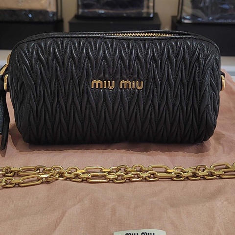 繆繆Miumiu褶皺黑金小圓筒手提單肩包   尺寸：16×9，，褶皺包身搭配金屬微標，原裝金屬鏈條，附件：塵袋