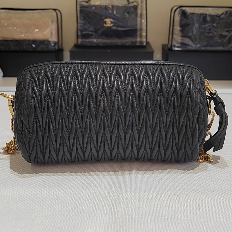 繆繆Miumiu褶皺黑金小圓筒手提單肩包   尺寸：16×9，，褶皺包身搭配金屬微標，原裝金屬鏈條，附件：塵袋-1