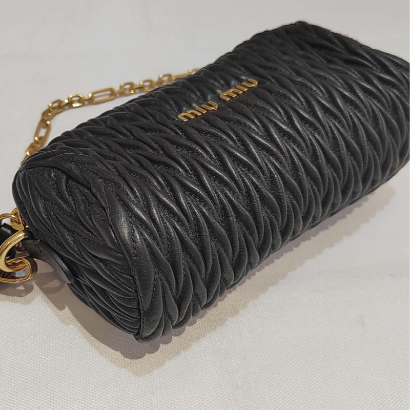 繆繆Miumiu褶皺黑金小圓筒手提單肩包   尺寸：16×9，，褶皺包身搭配金屬微標，原裝金屬鏈條，附件：塵袋-2