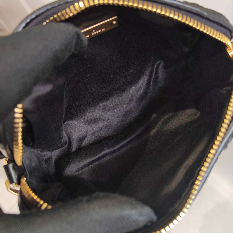 繆繆Miumiu褶皺黑金小圓筒手提單肩包   尺寸：16×9，，褶皺包身搭配金屬微標，原裝金屬鏈條，附件：塵袋-3