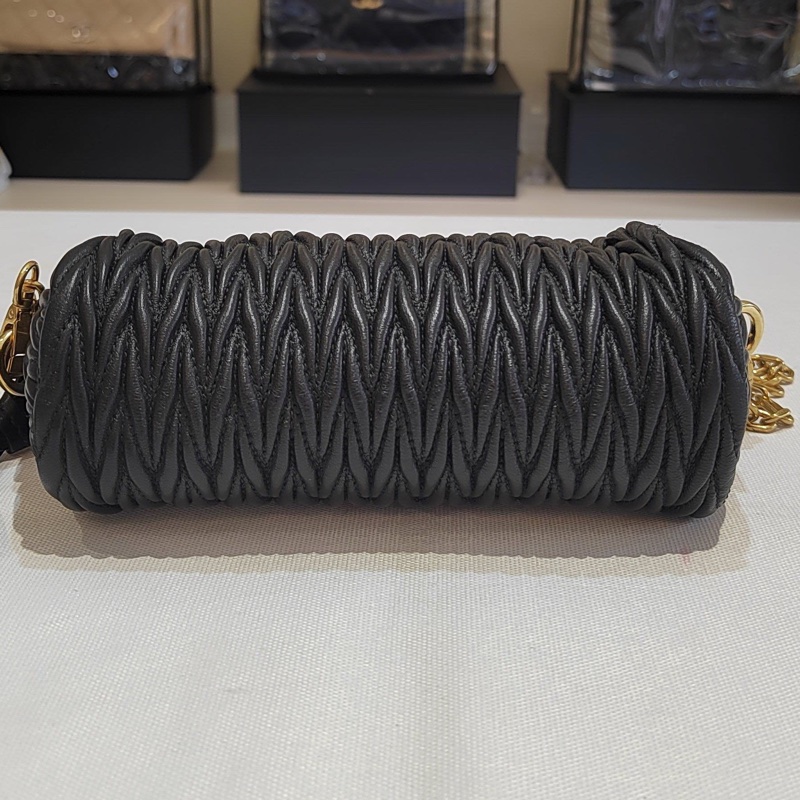 繆繆Miumiu褶皺黑金小圓筒手提單肩包   尺寸：16×9，，褶皺包身搭配金屬微標，原裝金屬鏈條，附件：塵袋-4