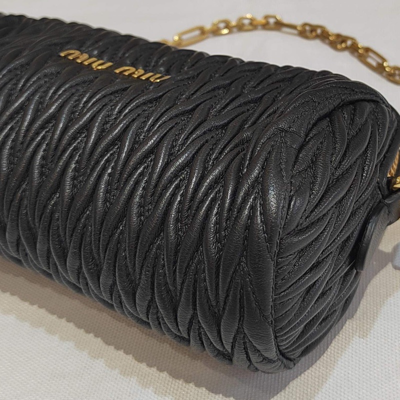 繆繆Miumiu褶皺黑金小圓筒手提單肩包   尺寸：16×9，，褶皺包身搭配金屬微標，原裝金屬鏈條，附件：塵袋-5