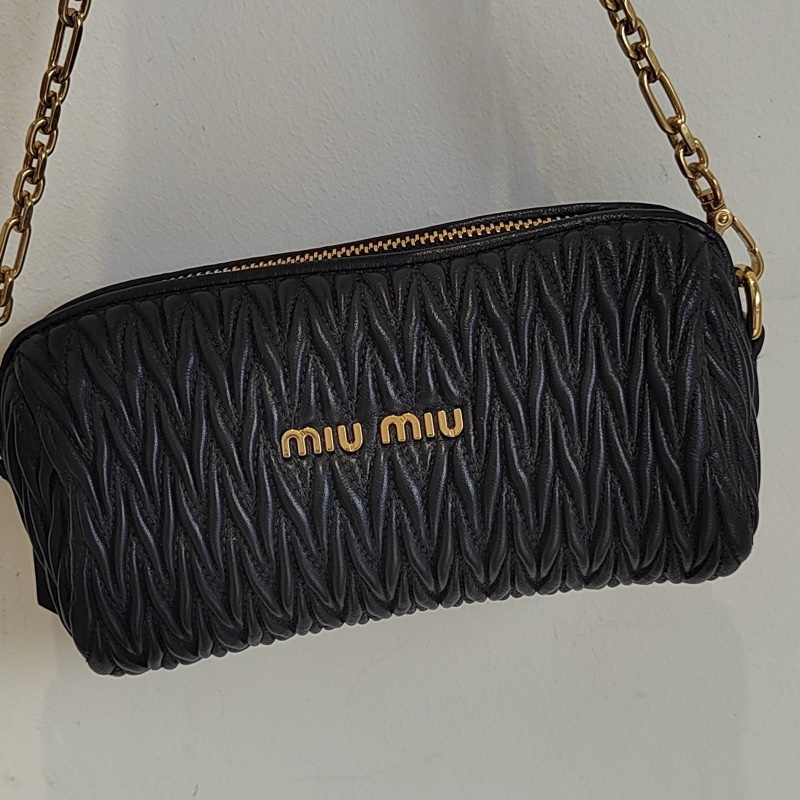 繆繆Miumiu褶皺黑金小圓筒手提單肩包   尺寸：16×9，，褶皺包身搭配金屬微標，原裝金屬鏈條，附件：塵袋-6