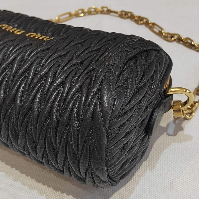 繆繆Miumiu褶皺黑金小圓筒手提單肩包   尺寸：16×9，，褶皺包身搭配金屬微標，原裝金屬鏈條，附件：塵袋-7
