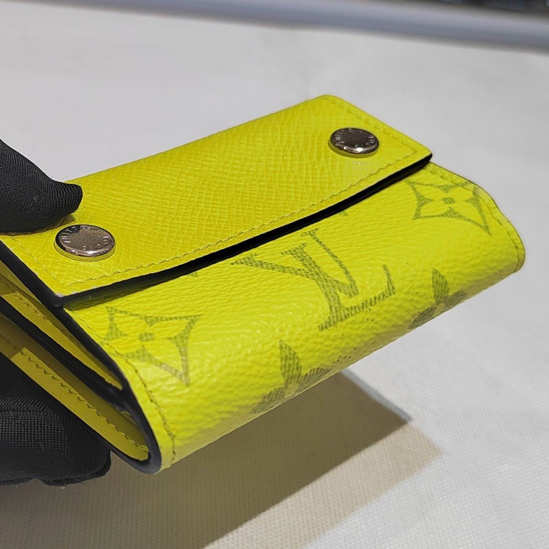 LV 路易威登 螢光黃老花短款錢包 Discovery系列 三折設計 錢包 卡包 尺寸10*6-4