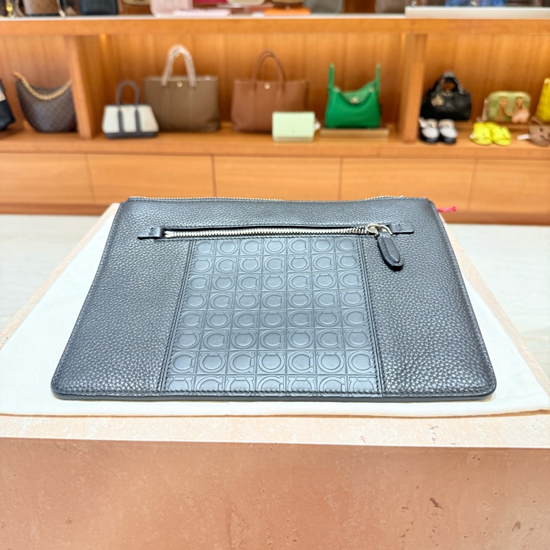 Salvatore Ferragamo 的Gancini 系列黑色皮革拉鍊袋-0