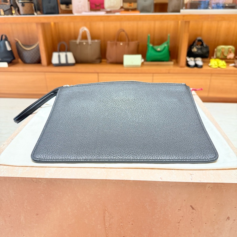 Salvatore Ferragamo 的Gancini 系列黑色皮革拉鍊袋-1