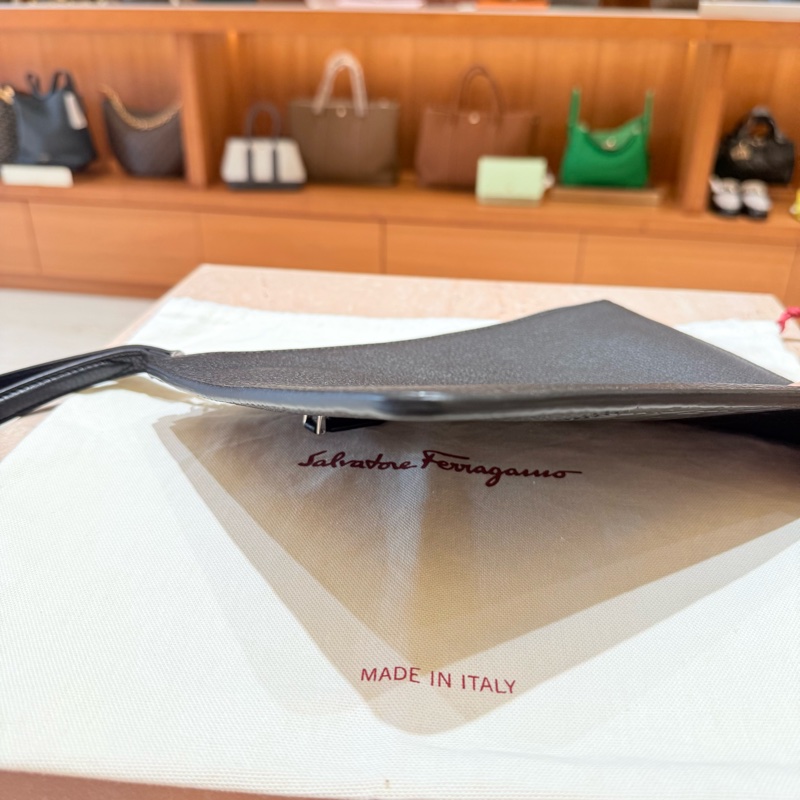Salvatore Ferragamo 的Gancini 系列黑色皮革拉鍊袋-2