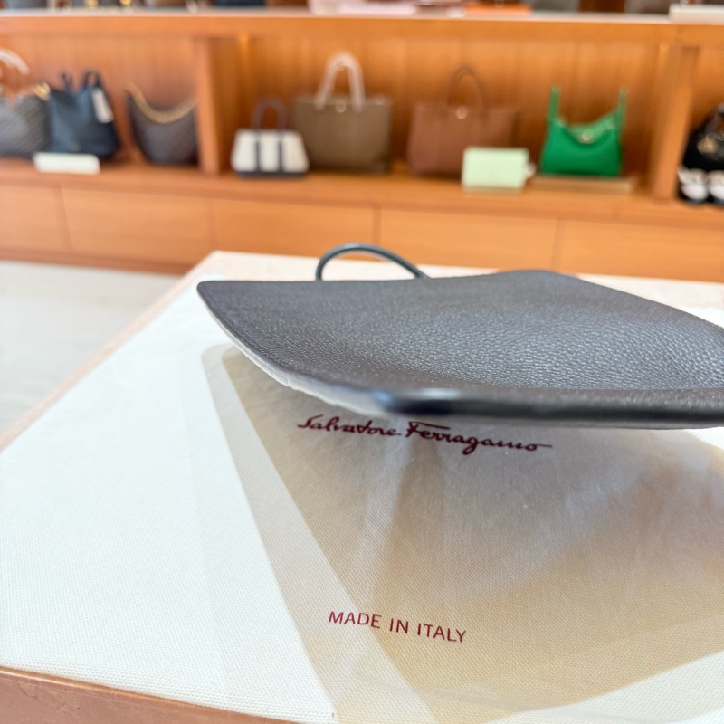 Salvatore Ferragamo 的Gancini 系列黑色皮革拉鍊袋-3