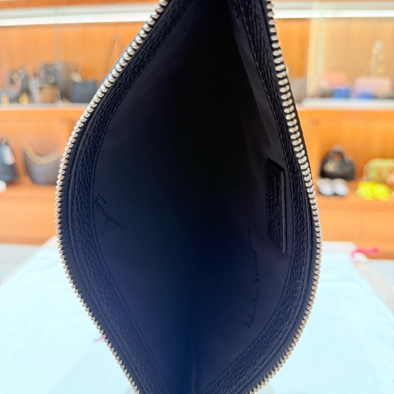 Salvatore Ferragamo 的Gancini 系列黑色皮革拉鍊袋-4