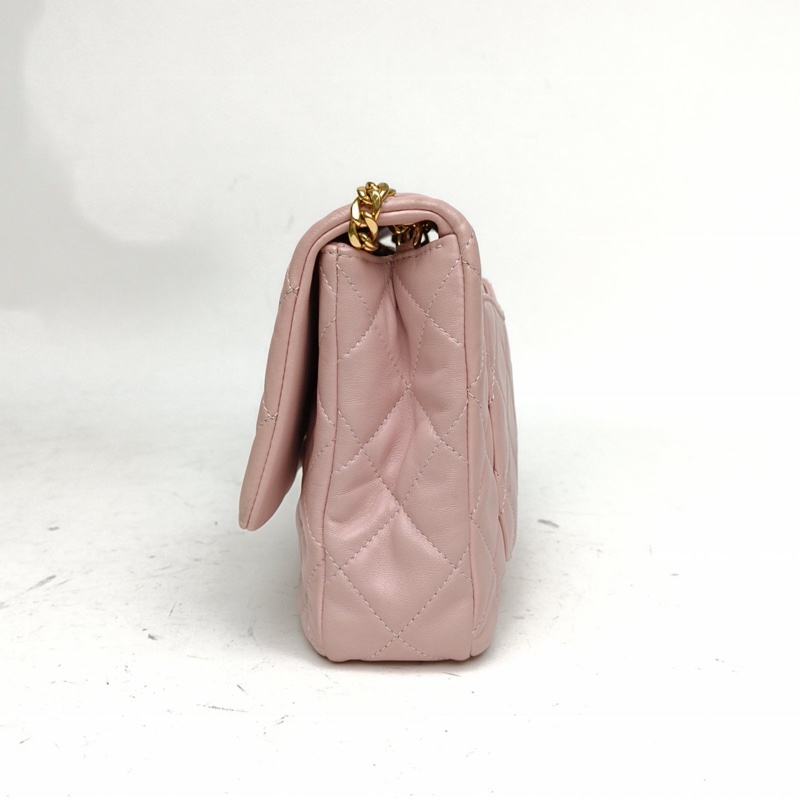 CHANEL 粉色羊皮晶片開金扣22B口蓋包寶石珍珠鏈條肩帶-1