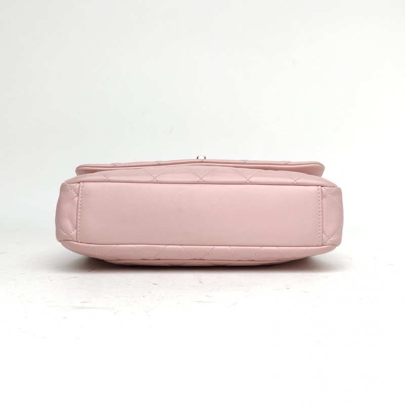 CHANEL 粉色羊皮晶片開金扣22B口蓋包寶石珍珠鏈條肩帶-2