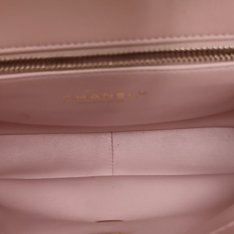 CHANEL 粉色羊皮晶片開金扣22B口蓋包寶石珍珠鏈條肩帶-3