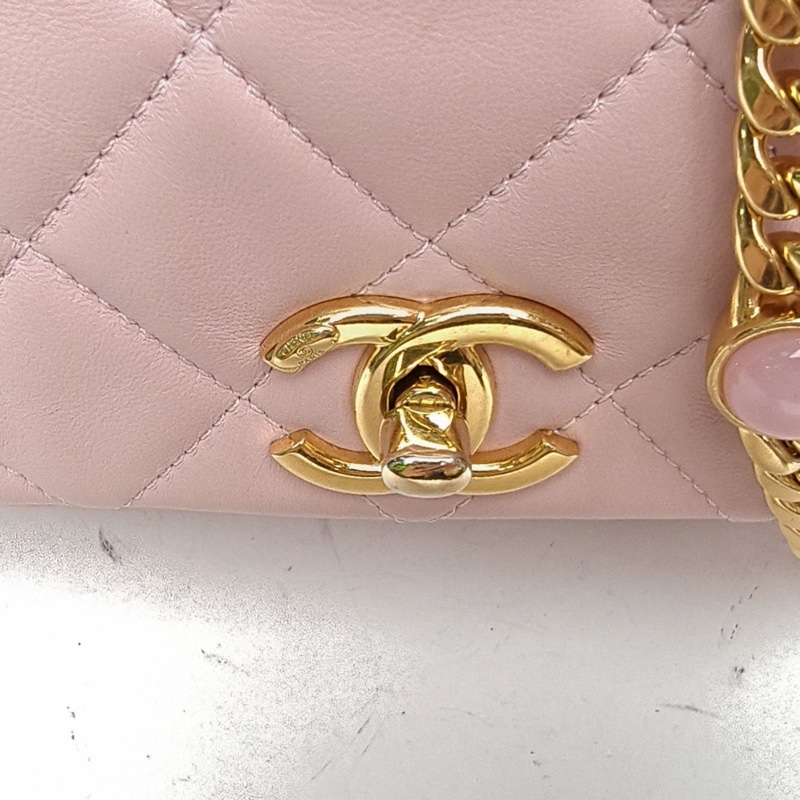 CHANEL 粉色羊皮晶片開金扣22B口蓋包寶石珍珠鏈條肩帶-4