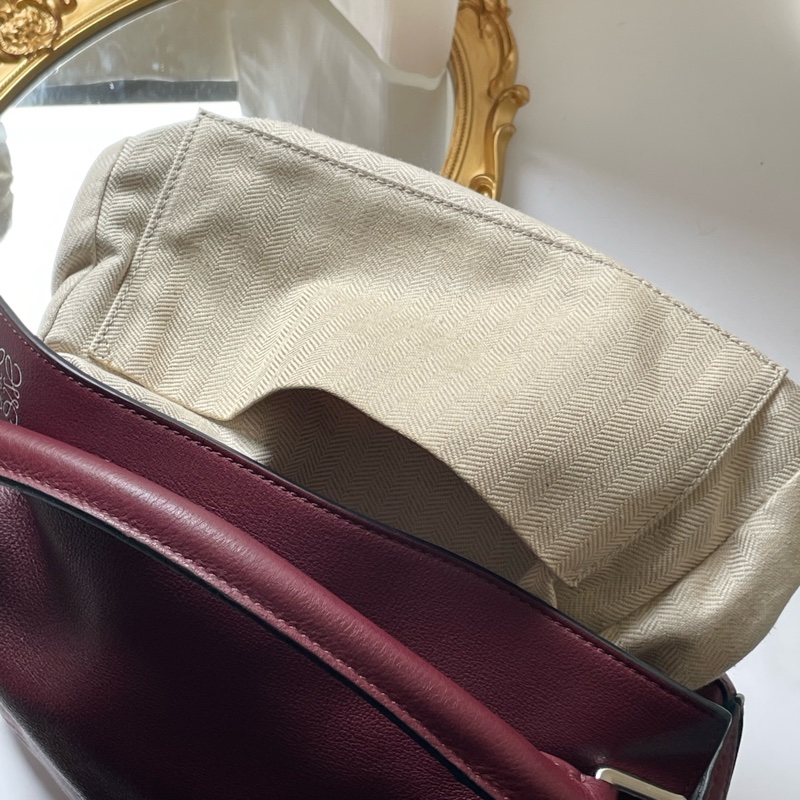 ▪️富貴選物FUGUEI▪️Loewe 波爾多紅 銀扣 puzzle 小號-14