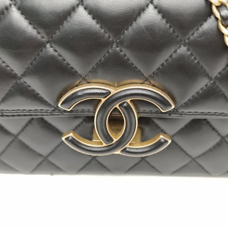 CHANEL 19A埃及系列大logo口蓋包黑色羊皮26開金扣-4