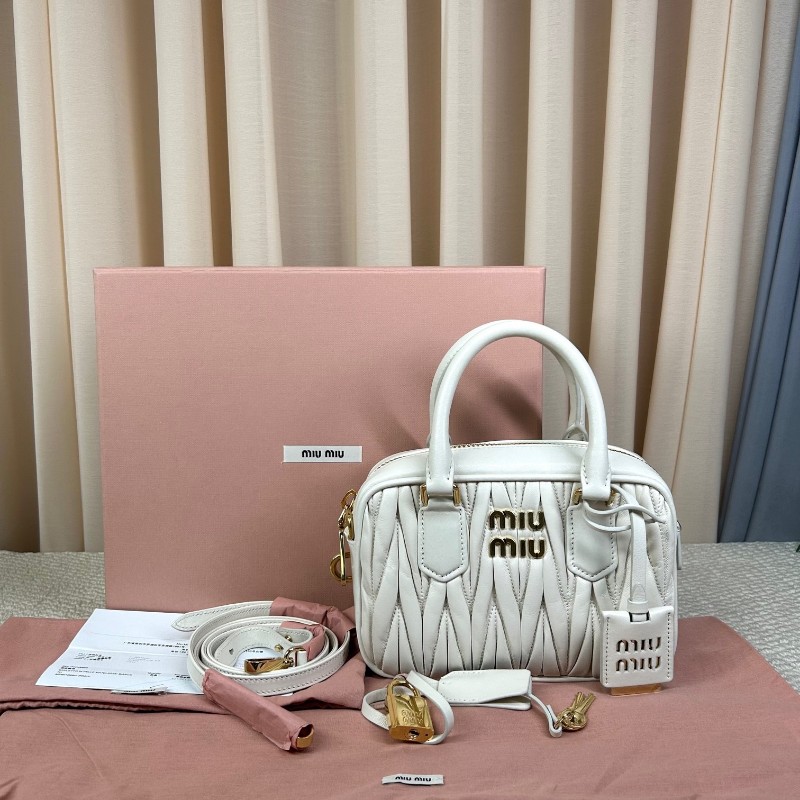 繆繆MiuMiu皺褶保齡球 奶白色小羊皮皺褶面料 金色五金配件 手提單肩斜挎都可以 可拆卸可調節肩帶 白色超級仙 容量也很充足 出行通勤都合適 百搭氣質款-0