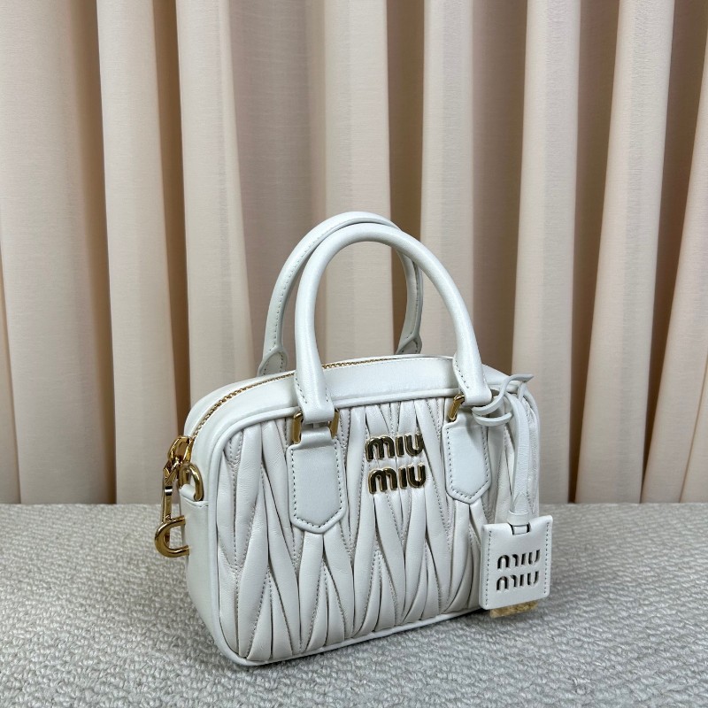繆繆MiuMiu皺褶保齡球 奶白色小羊皮皺褶面料 金色五金配件 手提單肩斜挎都可以 可拆卸可調節肩帶 白色超級仙 容量也很充足 出行通勤都合適 百搭氣質款-2