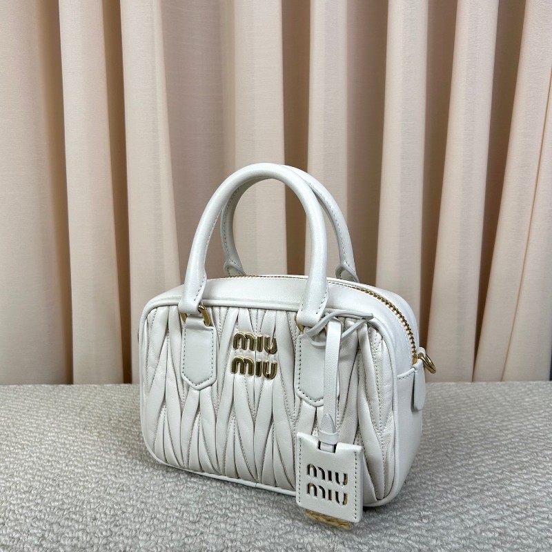 繆繆MiuMiu皺褶保齡球 奶白色小羊皮皺褶面料 金色五金配件 手提單肩斜挎都可以 可拆卸可調節肩帶 白色超級仙 容量也很充足 出行通勤都合適 百搭氣質款-3