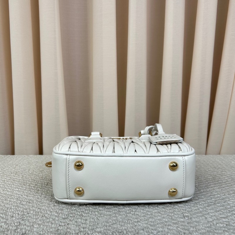 繆繆MiuMiu皺褶保齡球 奶白色小羊皮皺褶面料 金色五金配件 手提單肩斜挎都可以 可拆卸可調節肩帶 白色超級仙 容量也很充足 出行通勤都合適 百搭氣質款-4