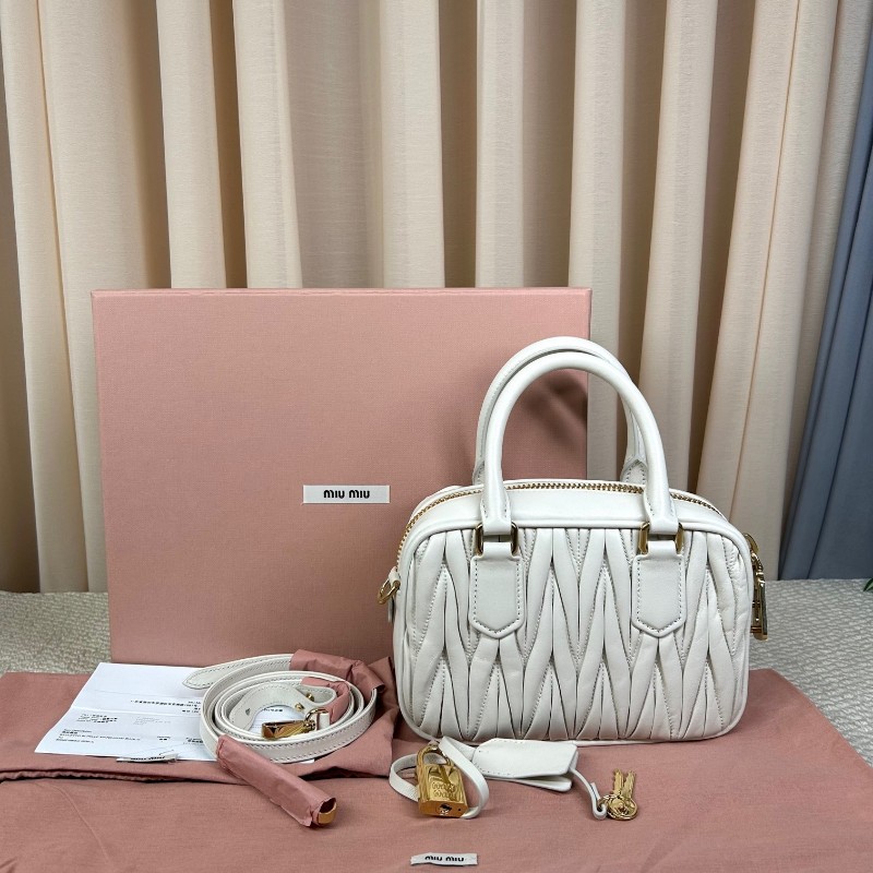 繆繆MiuMiu皺褶保齡球 奶白色小羊皮皺褶面料 金色五金配件 手提單肩斜挎都可以 可拆卸可調節肩帶 白色超級仙 容量也很充足 出行通勤都合適 百搭氣質款-6