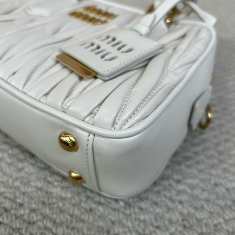 繆繆MiuMiu皺褶保齡球 奶白色小羊皮皺褶面料 金色五金配件 手提單肩斜挎都可以 可拆卸可調節肩帶 白色超級仙 容量也很充足 出行通勤都合適 百搭氣質款-7