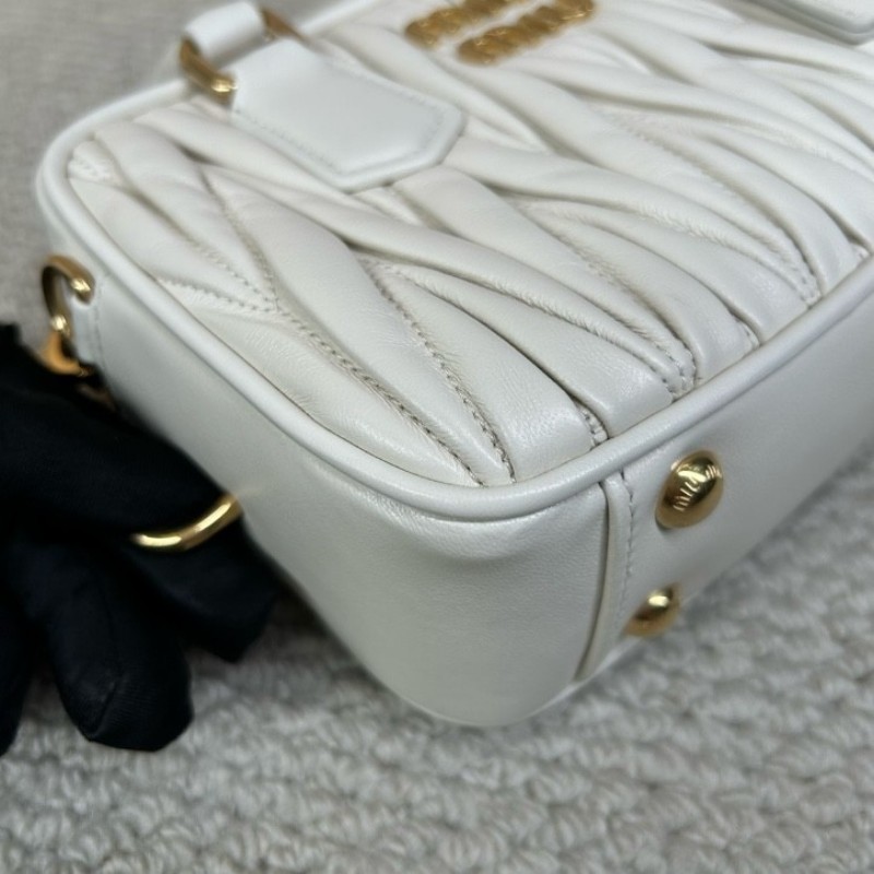 繆繆MiuMiu皺褶保齡球 奶白色小羊皮皺褶面料 金色五金配件 手提單肩斜挎都可以 可拆卸可調節肩帶 白色超級仙 容量也很充足 出行通勤都合適 百搭氣質款-8