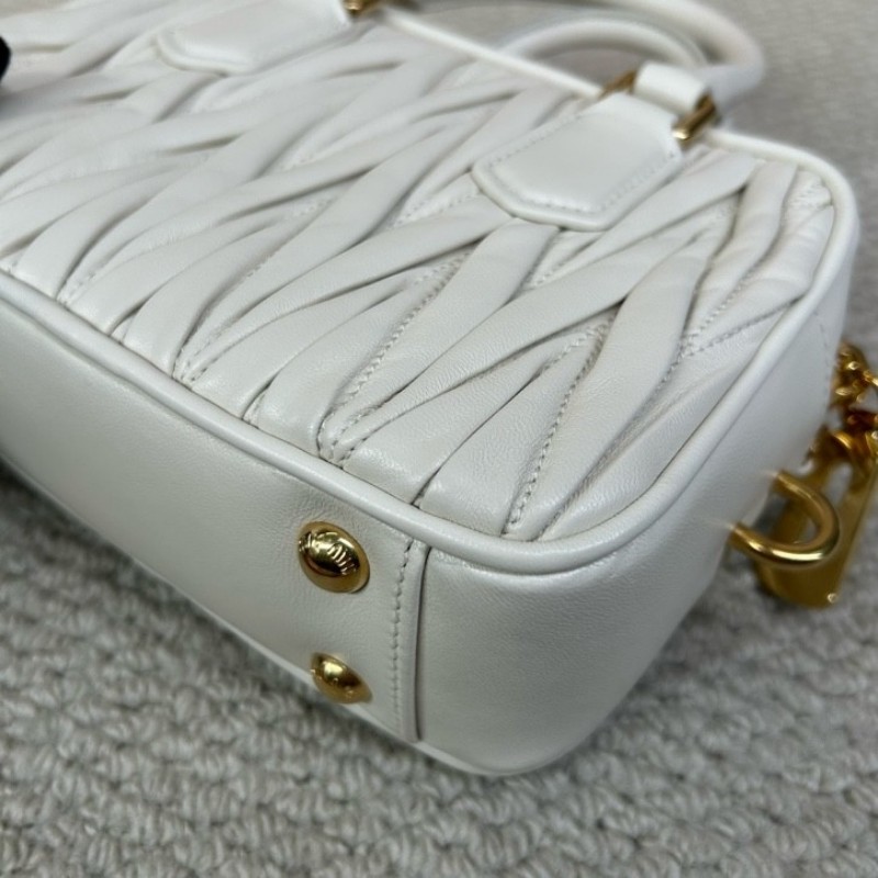 繆繆MiuMiu皺褶保齡球 奶白色小羊皮皺褶面料 金色五金配件 手提單肩斜挎都可以 可拆卸可調節肩帶 白色超級仙 容量也很充足 出行通勤都合適 百搭氣質款-9