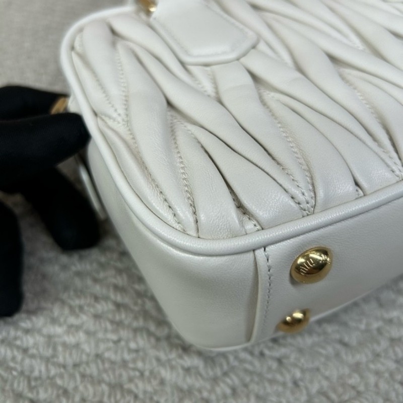 繆繆MiuMiu皺褶保齡球 奶白色小羊皮皺褶面料 金色五金配件 手提單肩斜挎都可以 可拆卸可調節肩帶 白色超級仙 容量也很充足 出行通勤都合適 百搭氣質款-10