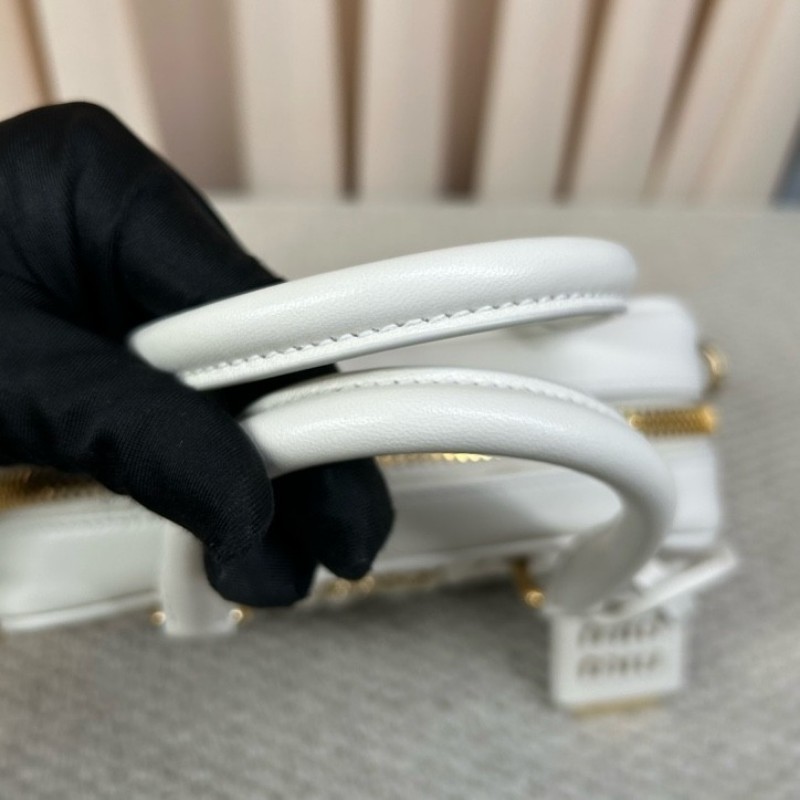 繆繆MiuMiu皺褶保齡球 奶白色小羊皮皺褶面料 金色五金配件 手提單肩斜挎都可以 可拆卸可調節肩帶 白色超級仙 容量也很充足 出行通勤都合適 百搭氣質款-12