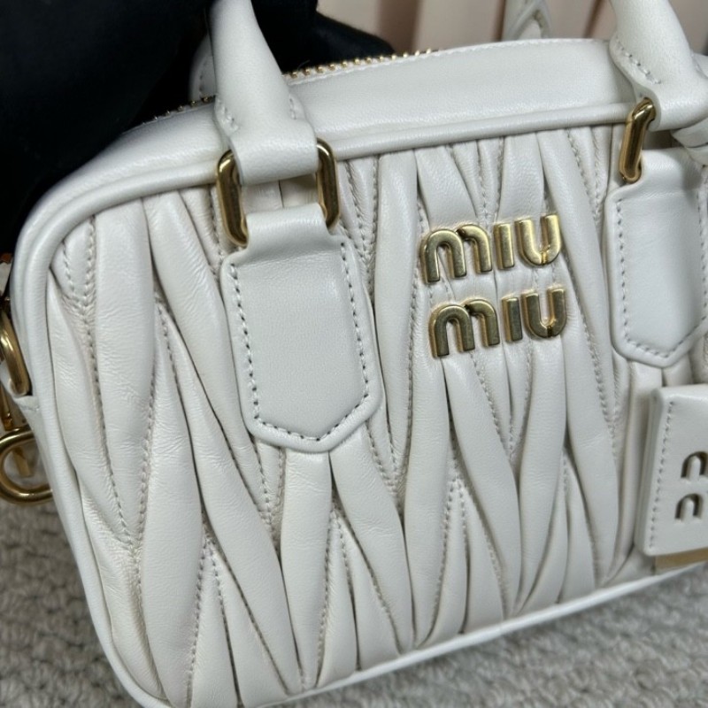 繆繆MiuMiu皺褶保齡球 奶白色小羊皮皺褶面料 金色五金配件 手提單肩斜挎都可以 可拆卸可調節肩帶 白色超級仙 容量也很充足 出行通勤都合適 百搭氣質款-13