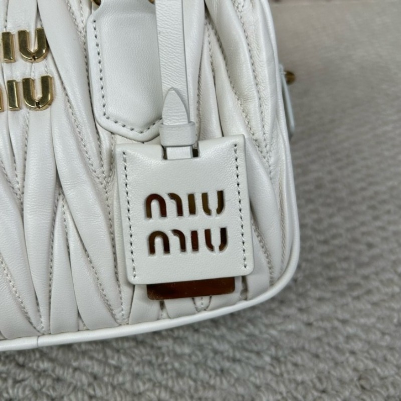 繆繆MiuMiu皺褶保齡球 奶白色小羊皮皺褶面料 金色五金配件 手提單肩斜挎都可以 可拆卸可調節肩帶 白色超級仙 容量也很充足 出行通勤都合適 百搭氣質款-14