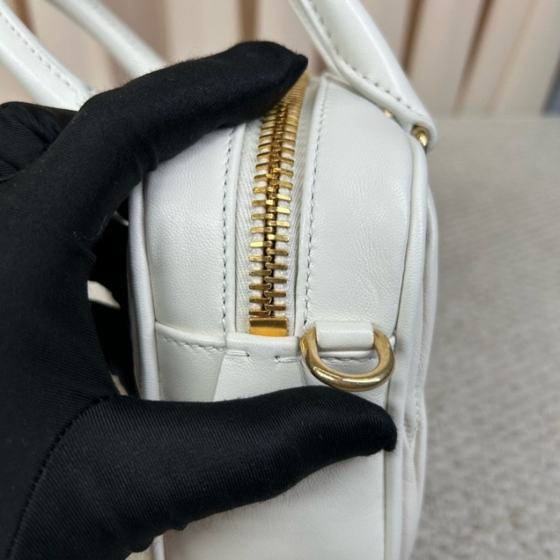 繆繆MiuMiu皺褶保齡球 奶白色小羊皮皺褶面料 金色五金配件 手提單肩斜挎都可以 可拆卸可調節肩帶 白色超級仙 容量也很充足 出行通勤都合適 百搭氣質款-15