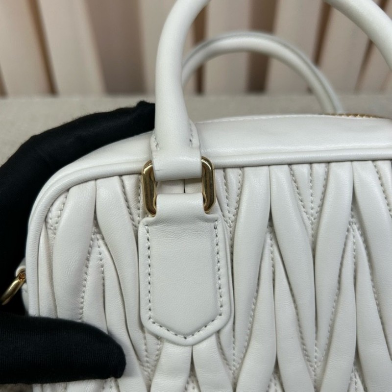 繆繆MiuMiu皺褶保齡球 奶白色小羊皮皺褶面料 金色五金配件 手提單肩斜挎都可以 可拆卸可調節肩帶 白色超級仙 容量也很充足 出行通勤都合適 百搭氣質款-17
