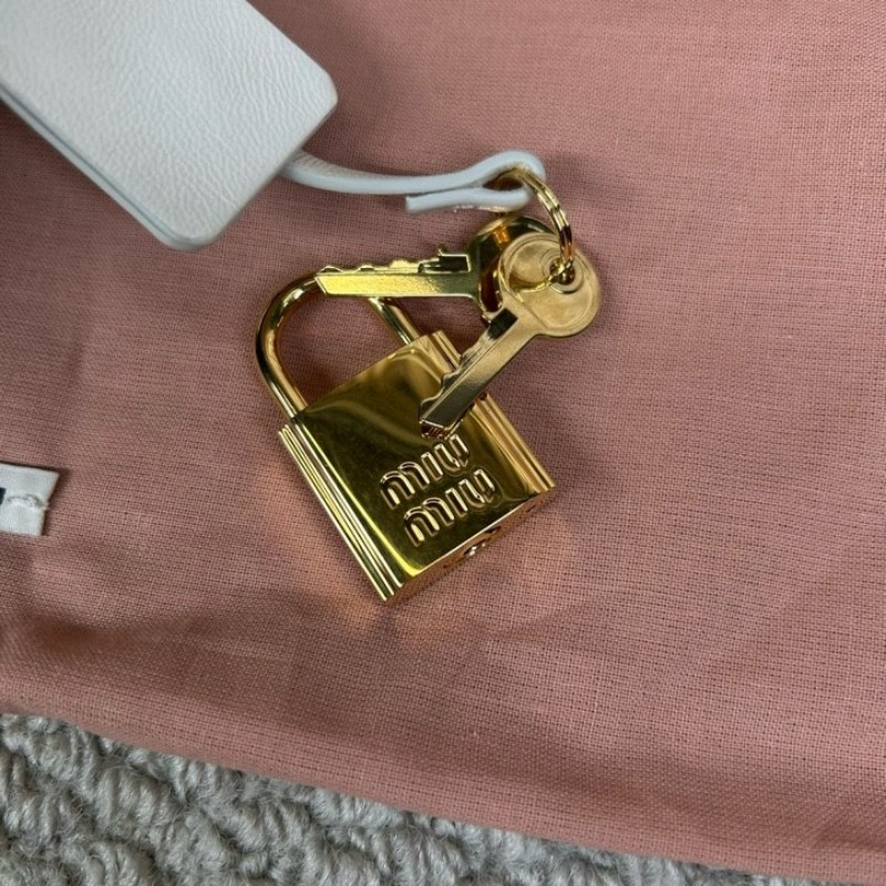 繆繆MiuMiu皺褶保齡球 奶白色小羊皮皺褶面料 金色五金配件 手提單肩斜挎都可以 可拆卸可調節肩帶 白色超級仙 容量也很充足 出行通勤都合適 百搭氣質款-18