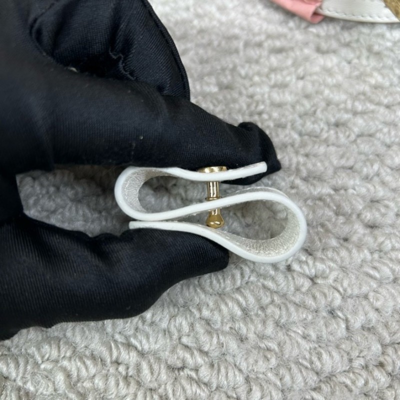 繆繆MiuMiu皺褶保齡球 奶白色小羊皮皺褶面料 金色五金配件 手提單肩斜挎都可以 可拆卸可調節肩帶 白色超級仙 容量也很充足 出行通勤都合適 百搭氣質款-19