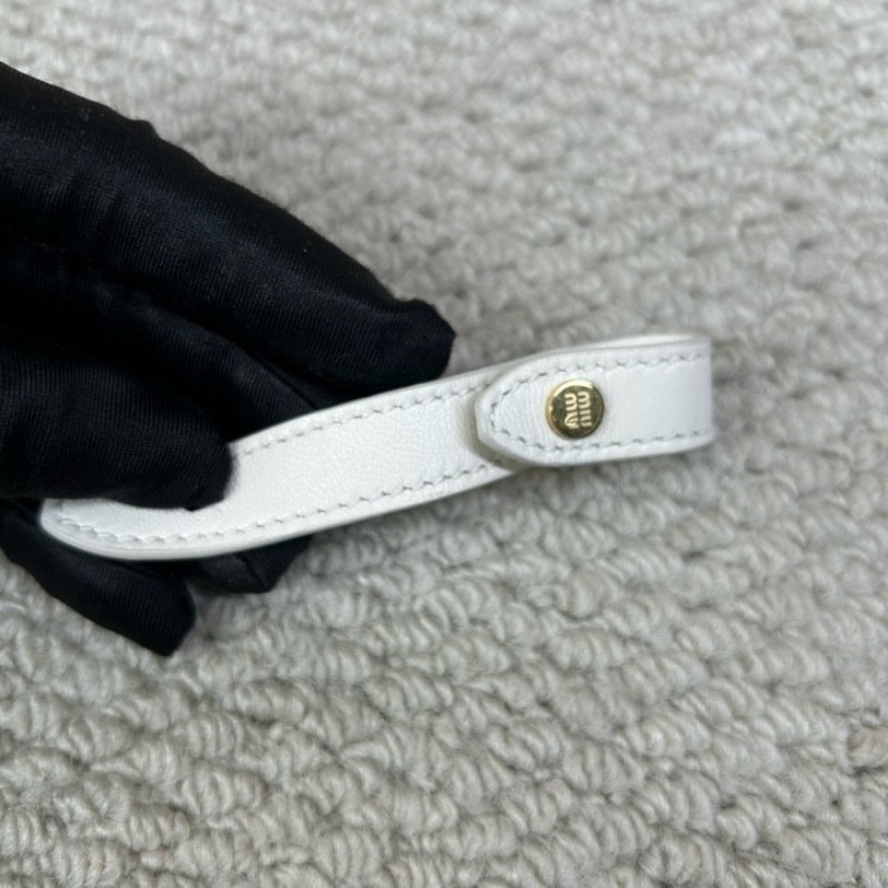 繆繆MiuMiu皺褶保齡球 奶白色小羊皮皺褶面料 金色五金配件 手提單肩斜挎都可以 可拆卸可調節肩帶 白色超級仙 容量也很充足 出行通勤都合適 百搭氣質款-20