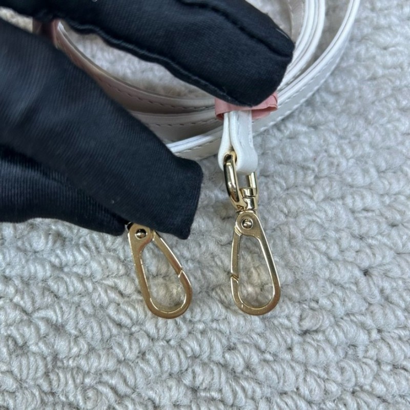 繆繆MiuMiu皺褶保齡球 奶白色小羊皮皺褶面料 金色五金配件 手提單肩斜挎都可以 可拆卸可調節肩帶 白色超級仙 容量也很充足 出行通勤都合適 百搭氣質款-21